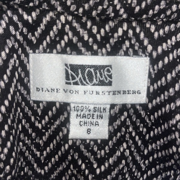 Vintage Diane von Furstenberg Wrap Dress - Size 8 - Picture 4 of 7